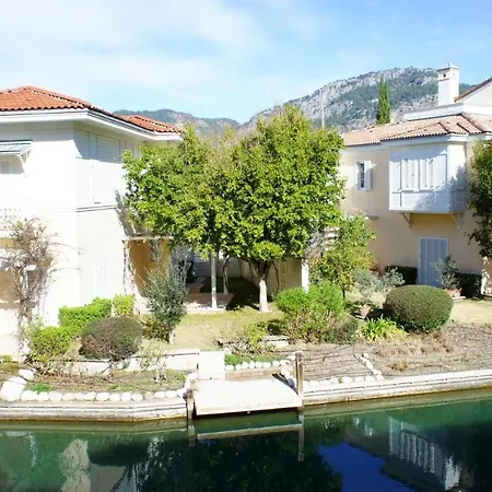 Acrux Holiday In A Dream Villa
